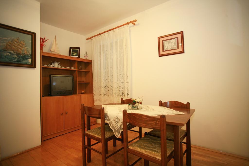 Apartment & Room Dinka, Krk Krk Town Exterior foto
